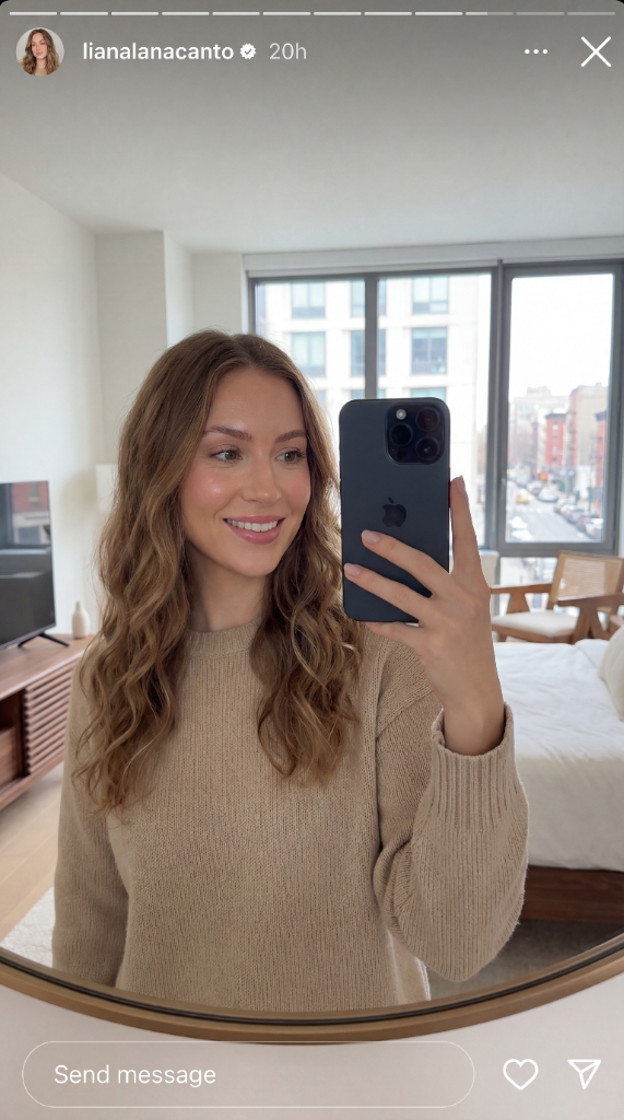 Influencer ruiva com CeraVe